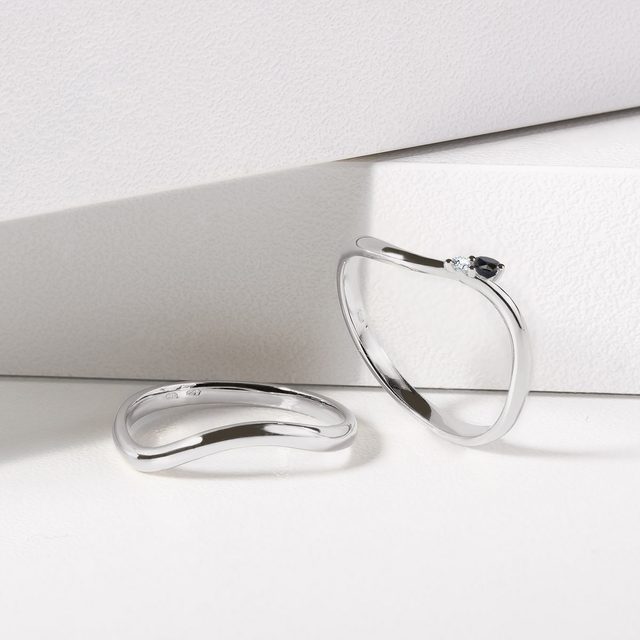 BAGUE ONDULÉE EN OR BLANC AVEC DIAMANT NOIR - BAGUES DE FIANÇAILLES AVEC DIAMANTS DE COULEUR - 