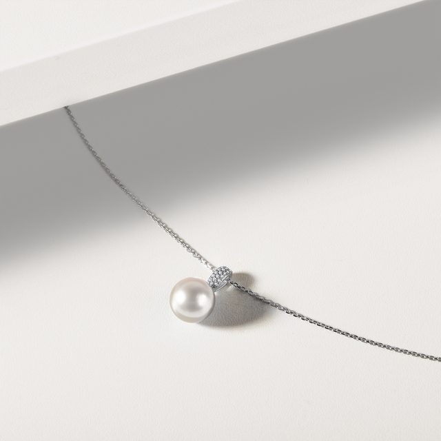 NÁHRDELNÍK TYPU ANKR S PERLOU A DIAMANTY V BÍLÉM ZLATĚ - PERLOVÉ PŘÍVĚSKY - 