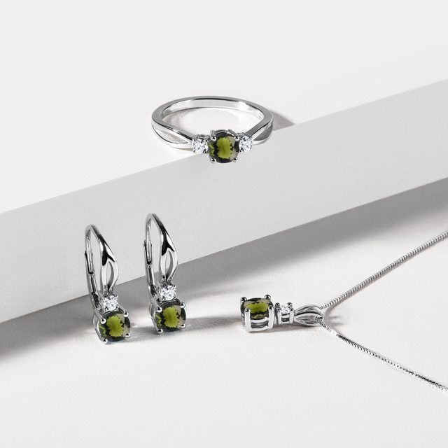 COLLIER EN OR BLANC AVEC DIAMANT ET MOLDAVITE - COLLIERS AVEC MOLDAVITE - 