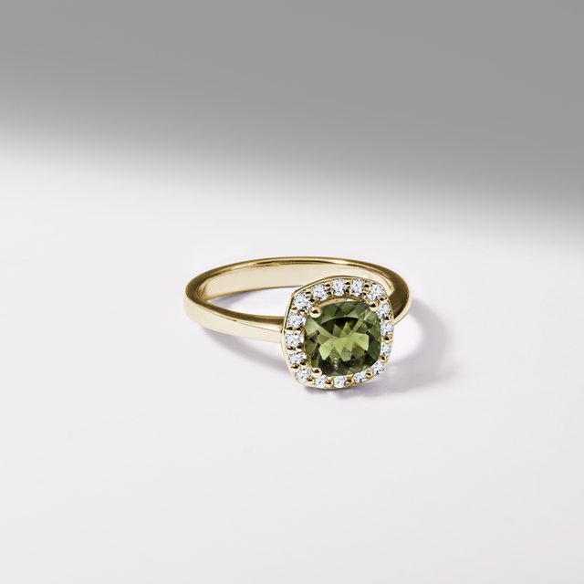 PIERŚCIONEK ZARĘCZYNOWY Z MOŁDAWITEM I DIAMENTAMI W ŻÓŁTYM ZŁOCIE - PIERŚCIONKI Z MOŁDAWITAMI - 