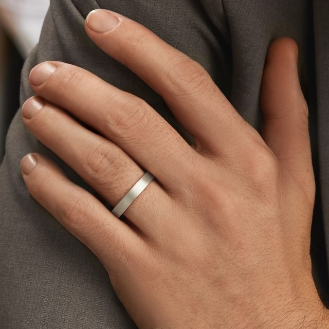 EHERINGSET AUS WEISSGOLD MIT DIAMANTEN UND EINEM SATIN-FINISH - WEISSGOLDENE TRAURINGE IM SET - 