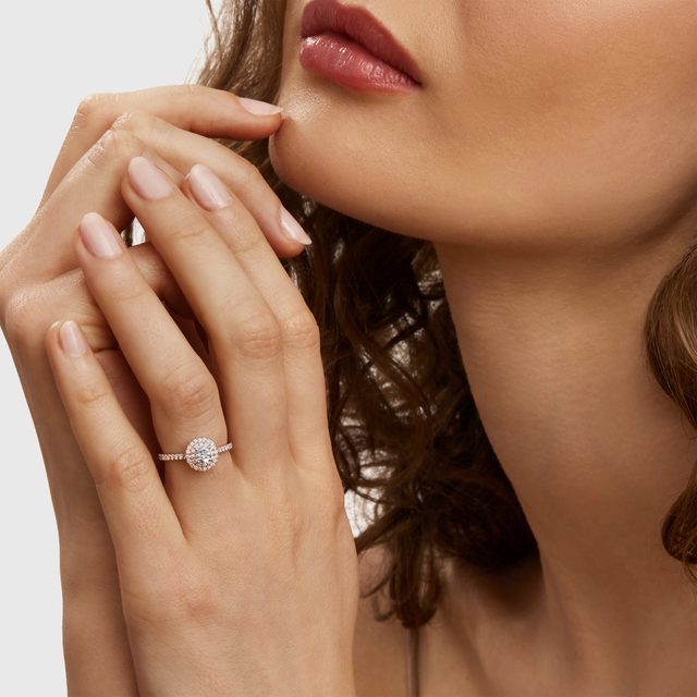 DVOJITÝ HALO PRSTEN S DIAMANTY V RŮŽOVÉM ZLATĚ - DIAMANTOVÉ ZÁSNUBNÍ PRSTENY - 