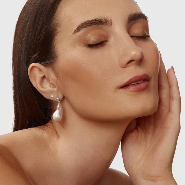 BOUCLES D'OREILLES EN OR BLANC AVEC PERLE BAROQUE - BOUCLES D'OREILLES EN PERLES - 