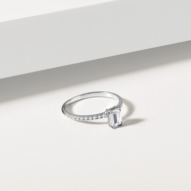 BAGUE D'OR BLANC AVEC DIAMANT TAILLE ÉMERAUDE - BAGUES DE FIANÇAILLES EN DIAMANT - 