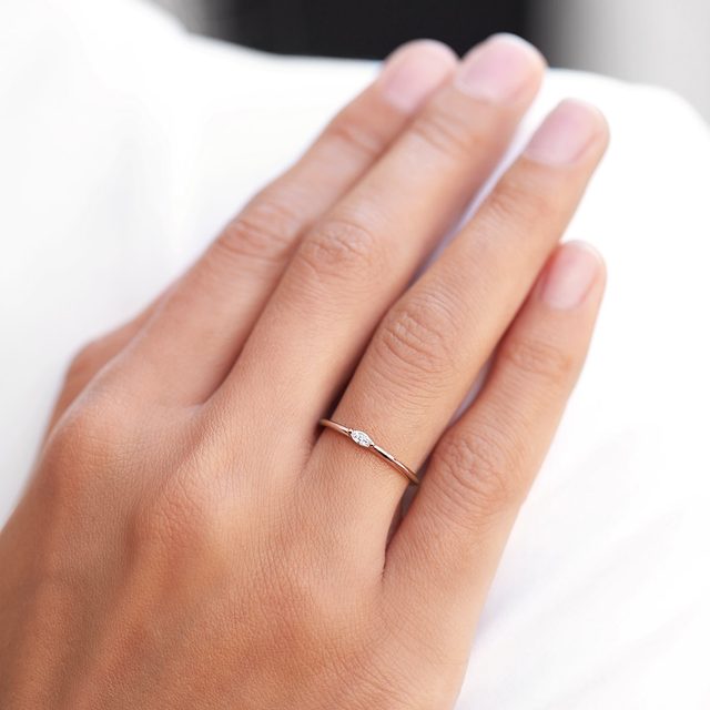 BAGUE MINIMALISTE EN OR ROSE AVEC DIAMANT - BAGUES DE FIANÇAILLES EN DIAMANT - 