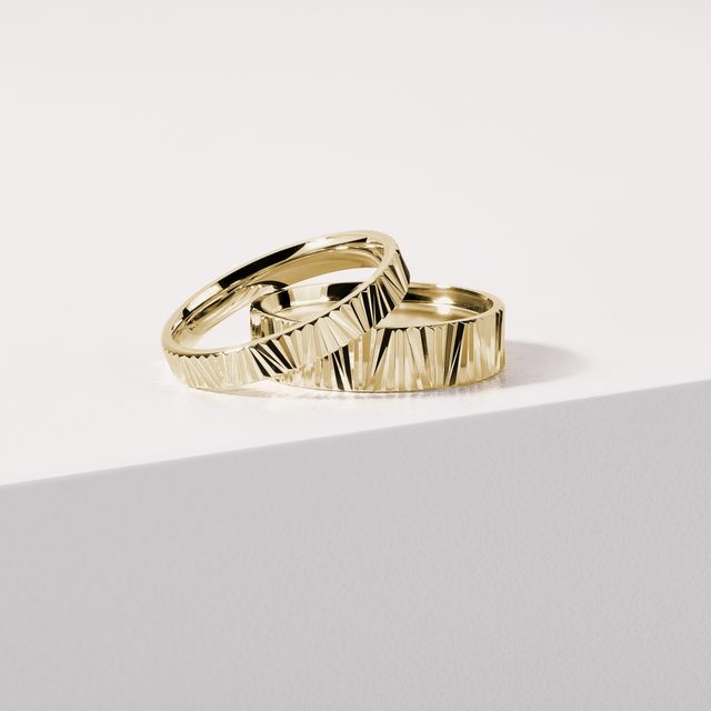 DÁMSKÝ PRSTEN S GRAVÍROVÁNÍM VE ŽLUTÉM ZLATĚ - ZLATÉ PRSTENY - 