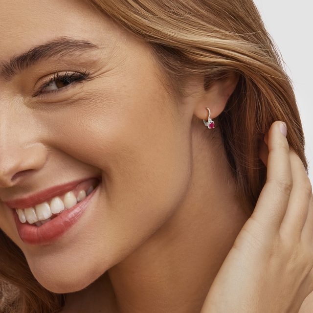 BOUCLES D'OREILLES PENDANTES AVEC RUBIS ET DIAMANTS EN OR BLANC - BOUCLES D'OREILLES EN RUBIS - 