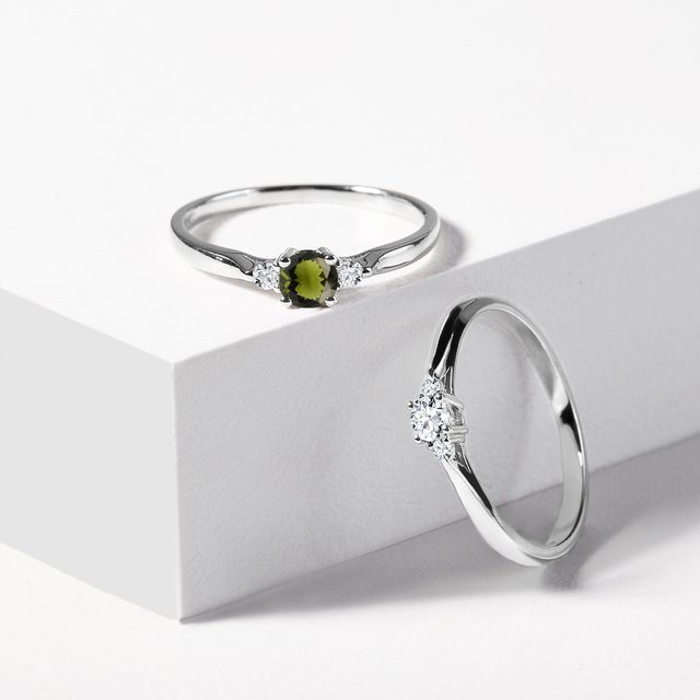 BAGUE TRILOGIE EN OR BLANC, MOLDAVITE ET DIAMANTS - BAGUES EN MOLDAVITE - 