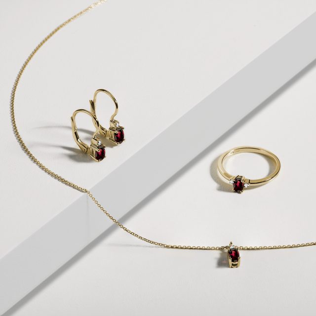 COLLIER EN OR ORNÉ D'UN GRENAT OVALE ET D'UN DIAMANT - COLLIERS AVEC GRENAT - 