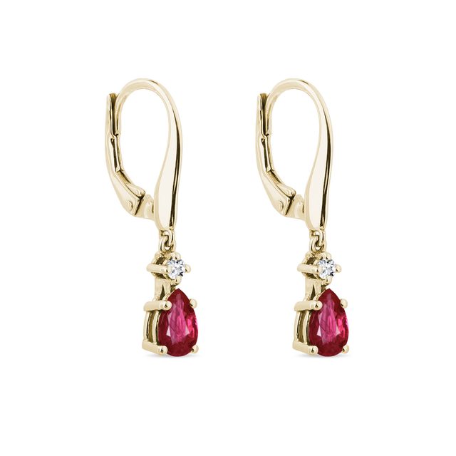 BOUCLES D'OREILLES SERTIES DE RUBIS ET DE DIAMANTS - BOUCLES D'OREILLES EN RUBIS - 