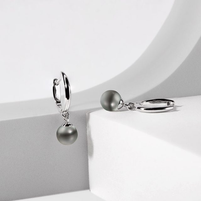 VISACÍ NÁUŠNICE V BÍLÉM ZLATĚ S TAHITSKÝMI PERLAMI - PERLOVÉ NÁUŠNICE - 