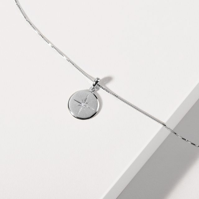 PŘÍVĚSEK MEDAILON S DIAMANTEM A RYTINOU V BÍLÉM ZLATĚ - PŘÍVĚSKY - 