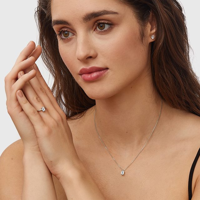 COLLIER EN OR BLANC AVEC DIAMANTS TAILLE ÉMERAUDE - COLLIERS AVEC DIAMANTS - 