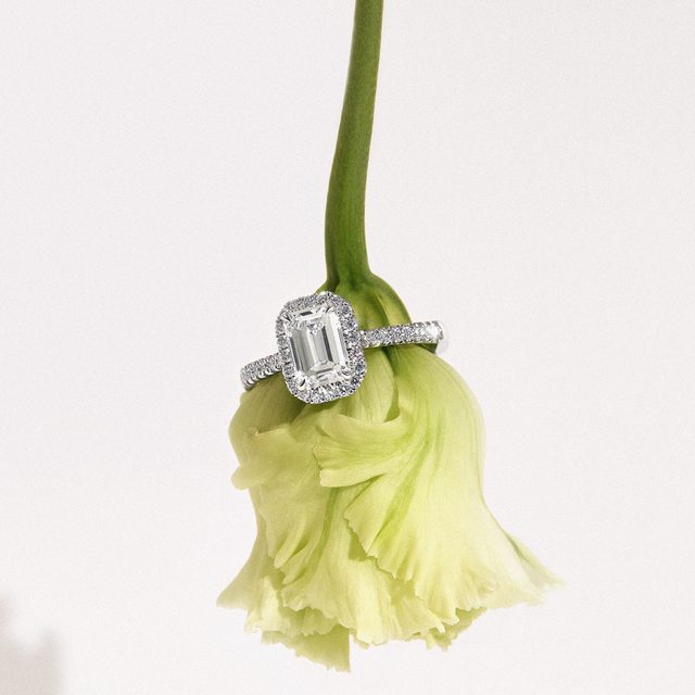 BAGUE DE FIANÇAILLES EN OR BLANC, AVEC DIAMANT TAILLE ÉMERAUDE - BAGUES AVEC DIAMANTS DE SYNTHÈSE - 
