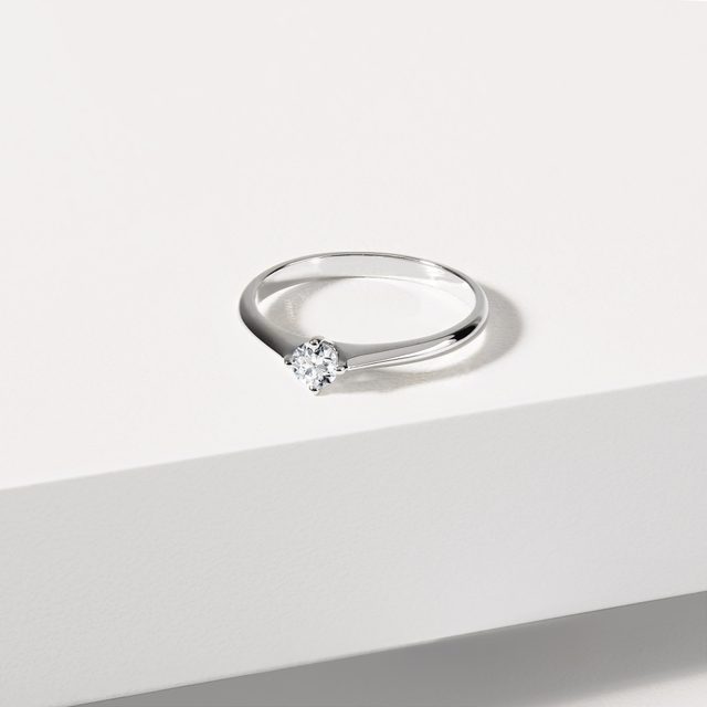 MINIMALISTICKÝ PRSTEN S DIAMANTEM V BÍLÉM ZLATĚ - ZÁSNUBNÍ PRSTENY S BRILIANTEM - 