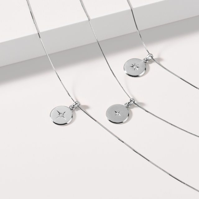 MEDAILONEK HVĚZDIČKA S DIAMANTEM V BÍLÉM ZLATĚ - NÁHRDELNÍKY S DIAMANTY - 
