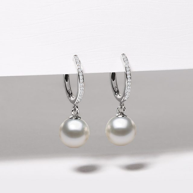 BOUCLES D'OREILLES EN OR BLANC AVEC PERLES ET DIAMANTS - BOUCLES D'OREILLES EN PERLES - 