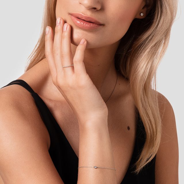 BRANSOLETA Z BIAŁEGO ZŁOTA Z DIAMENTEM W KSZTAŁCIE KROPLI - DIAMENTOWE BRANSOLETKI - 