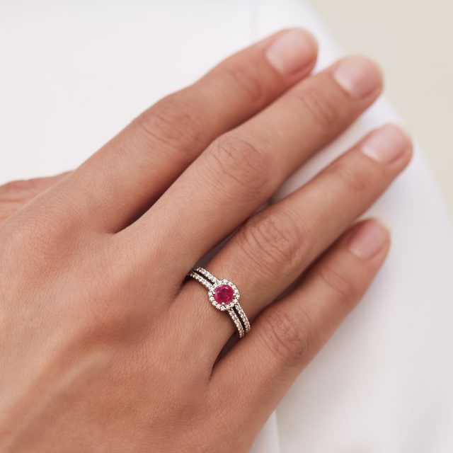 BAGUE DE LUXE EN OR BLANC, DIAMANTS ET RUBIS - BAGUES DE FIANÇAILLES EN RUBIS - 