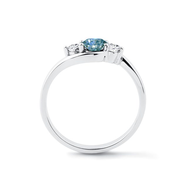 PRSTEŇ Z BIELEHO ZLATA S MODRÝM A BIELYMI DIAMANTMI - ZÁSNUBNÉ PRSTENE S FAREBNÝM DIAMANTOM - 