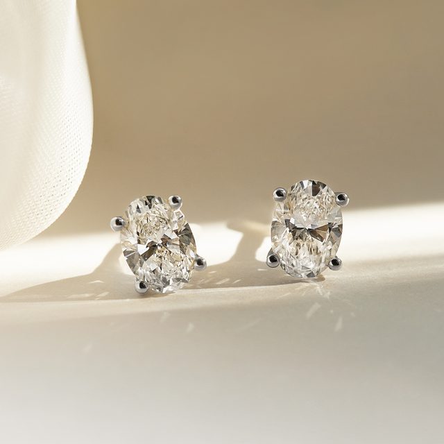 NÁUŠNICE Z BÍLÉHO ZLATA S OVÁLNÝMI LAB GROWN DIAMANTY - DIAMANTOVÉ NÁUŠNICE PECKY - 