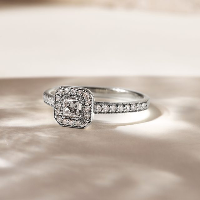 BAGUE DE FIANÇAILLES EN OR BLANC ET SERTIE DE DIAMANTS - BAGUES DE FIANÇAILLES EN DIAMANT - 