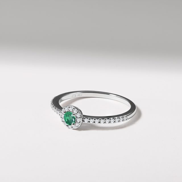 PIERŚCIONEK ZARĘCZYNOWY Z BIAŁEGO, 14-KARATOWEGO ZŁOTA Z BRYLANTAMI I SZMARAGDEM - PIERŚCIONKI ZE SZMARAGDAMI - 