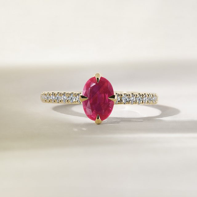 BAGUE EN OR JAUNE, RUBIS ET DIAMANTS - BAGUES DE FIANÇAILLES EN RUBIS - 