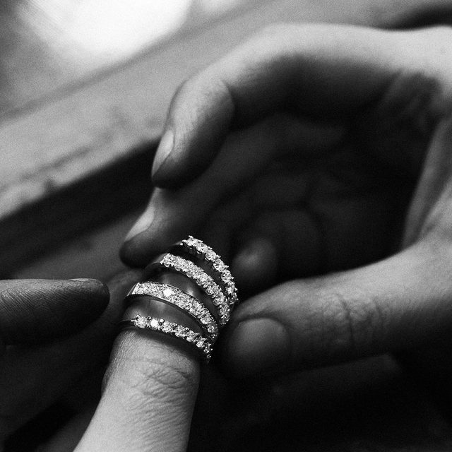 BAGUE DELUXE EN OR BLANC AVEC DIAMANTS - ALLIANCES DE MARIAGE FEMMES - 