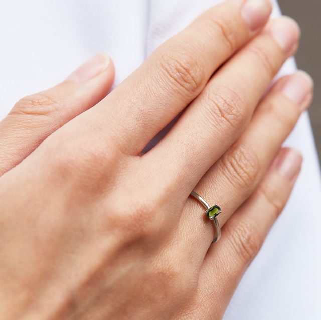 PRSTÝNEK Z BÍLÉHO ZLATA S OVÁLNÝM VLTAVÍNEM - PRSTENY S VLTAVÍNEM - 