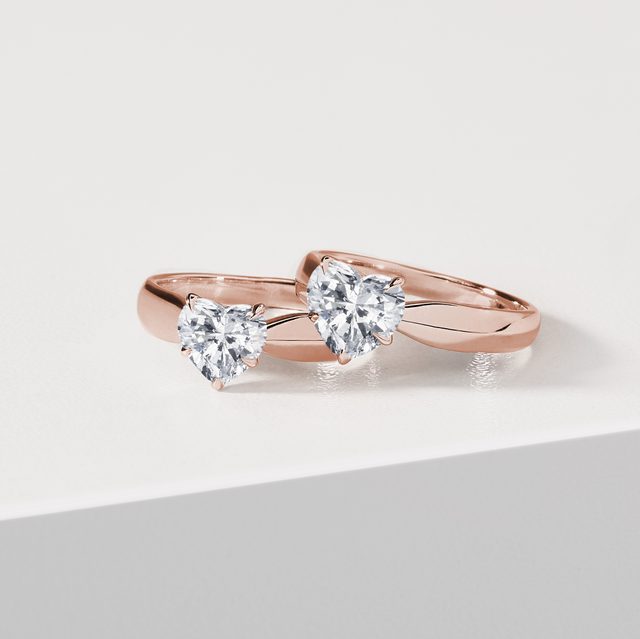 PIERŚCIONEK Z RÓŻOWEGO ZŁOTA Z LABORATORYJNYM DIAMENTEM SERCEM - PIERŚCIONKI Z LAB GROWN DIAMENTAMI - 