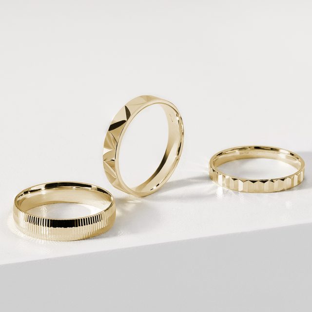 MODERNÍ PÁNSKÝ PRSTEN S VROUBKOVÁNÍM VE ŽLUTÉM 14K ZLATĚ - ZLATÉ PRSTENY - 