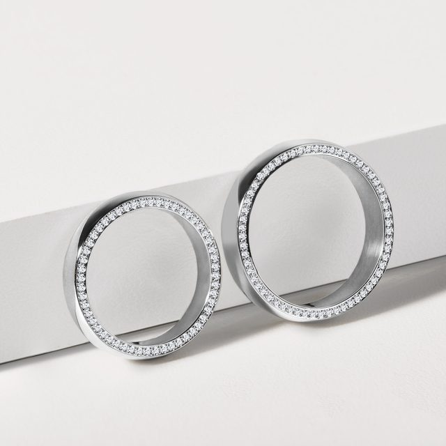 ENSEMBLE D'ALLIANCES EN OR BLANC AVEC DIAMANTS LATÉRAUX - ENSEMBLES D’ALLIANCES EN OR BLANC - 