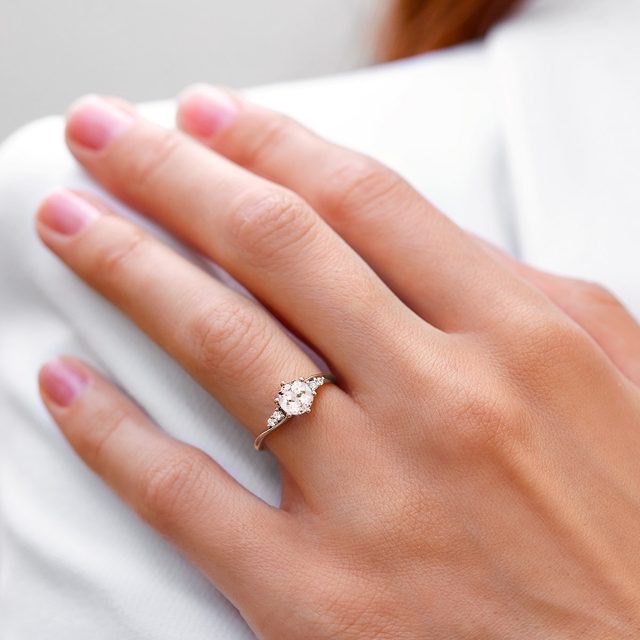 PRSTÝNEK S MORGANITEM A BRILIANTY V RŮŽOVÉM ZLATĚ - PRSTENY S MORGANITEM - 