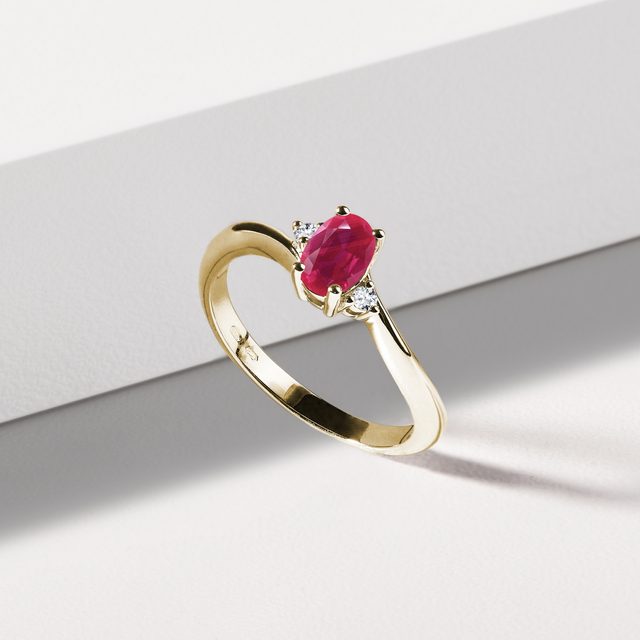 BAGUE D'OR JAUNE AVEC RUBIS ET DIAMANTS - BAGUES DE FIANÇAILLES EN RUBIS - 