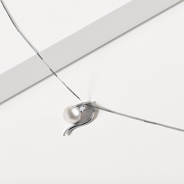 NÁHRDELNÍK Z BIELEHO ZLATA S PERLOU AKOYA - PERLOVÉ PRÍVESKY - 