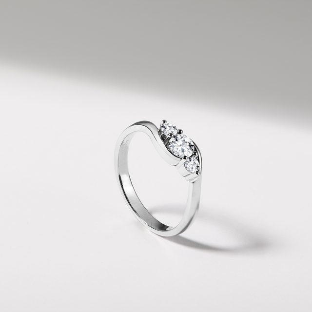 PRSTEN SE TŘEMI DIAMANTY V BÍLÉM ZLATĚ - DIAMANTOVÉ ZÁSNUBNÍ PRSTENY - 
