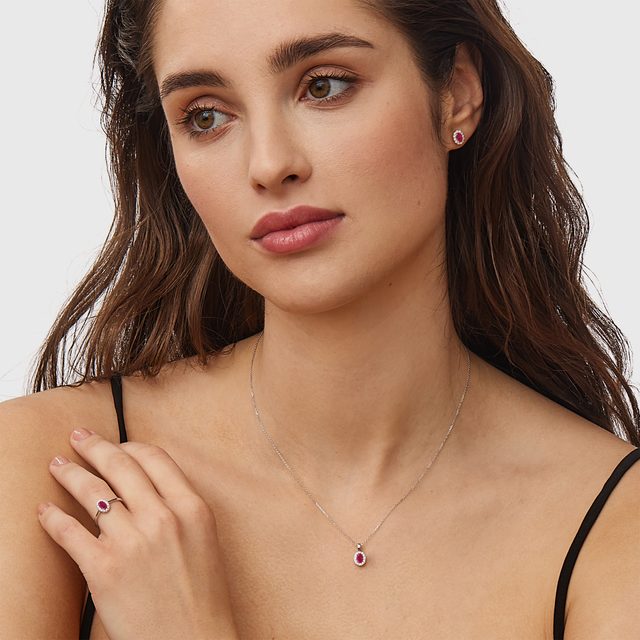 BAGUE AURÉOLE EN OR BLANC AVEC RUBIS OVALE ET DIAMANTS - BAGUES DE FIANÇAILLES EN RUBIS - 