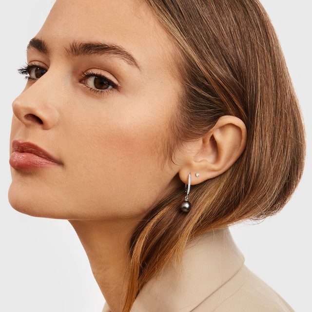 BOUCLES D'OREILLES ENDIAMANTÉES D'OR JAUNE AVEC PERLES DE TAHITI - BOUCLES D'OREILLES EN PERLES - 