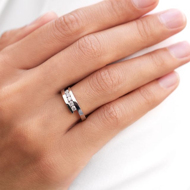 BAGUE EN OR BLANC AVEC CINQ DIAMANTS - ALLIANCES DE MARIAGE FEMMES - 