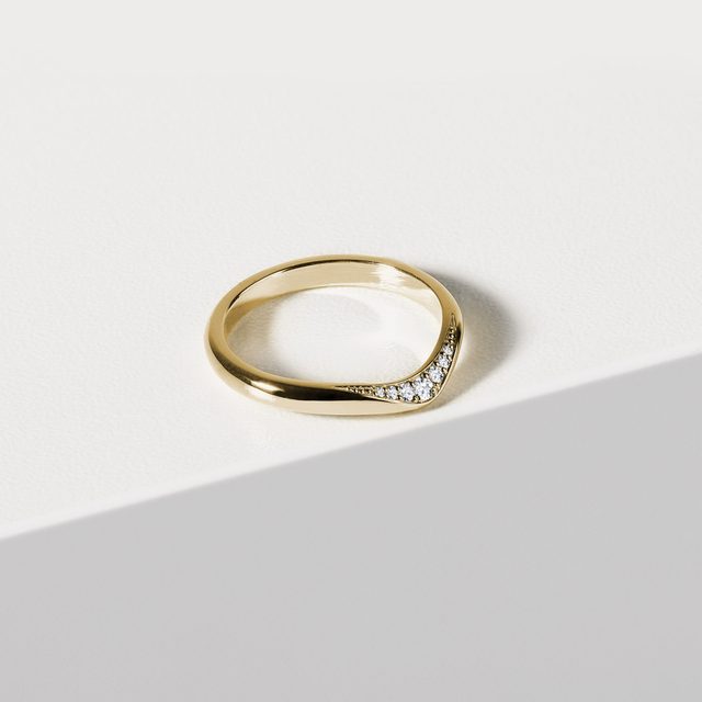 WOMEN'S GRADUATED CHANNEL DIAMOND WEDDING BAND IN YELLOW GOLD - WOMEN'S WEDDING RINGS - 