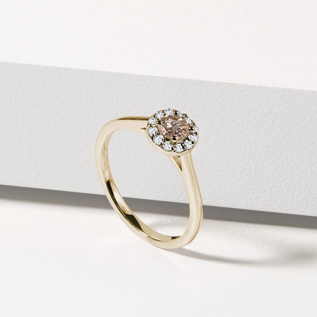 HALO PRSTEN S CHAMPAGNE A ČIRÝMI DIAMANTY VE ZLATĚ - ZÁSNUBNÍ PRSTENY S BAREVNÝM DIAMANTEM - 