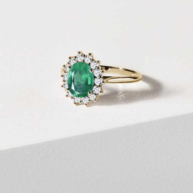 RING WITH EMERALD AND BRILLIANTS IN GOLD - EMERALD RINGS - 