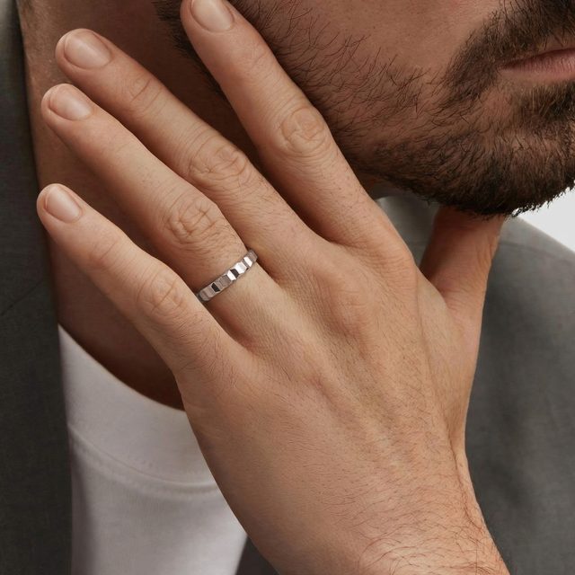 MODERNÝ PÁNSKY PRSTEŇ Z BIELEHO ZLATA - SVADOBNÉ OBRÚČKY PÁNSKE - 