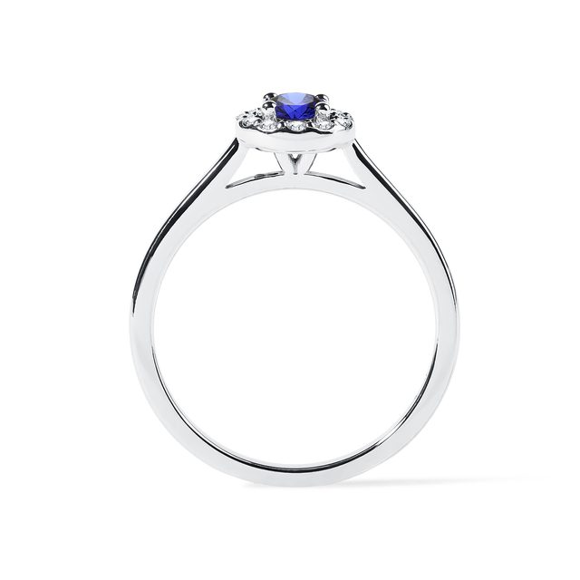 BAGUE AURÉOLE EN OR BLANC AVEC SAPHIRS BLEUS ET DIAMANTS - BAGUES DE FIANÇAILLES EN SAPHIR - 