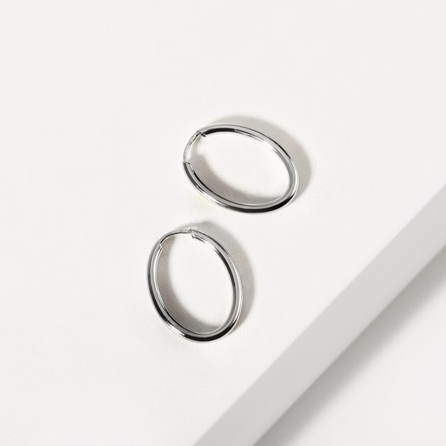 BOUCLES D'OREILLES CRÉOLES MODERNES EN OR BLANC - BOUCLES D'OREILLES EN OR BLANC - 