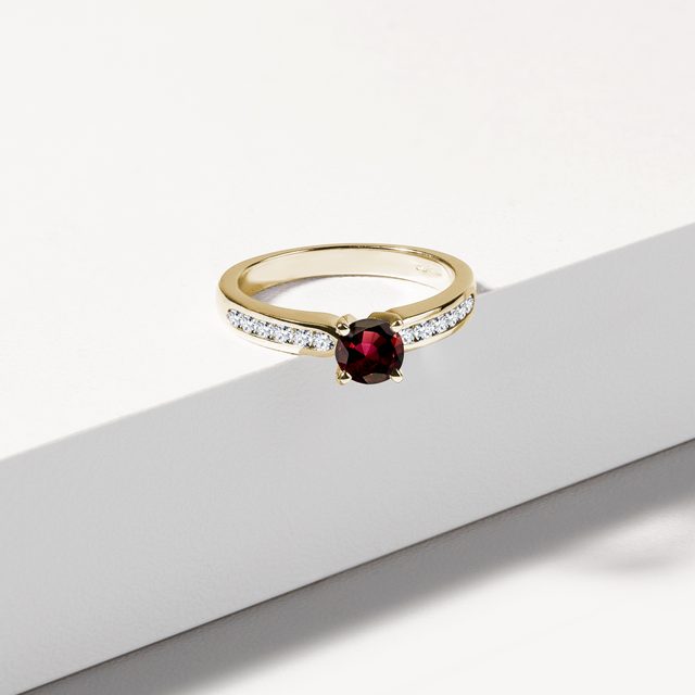 BAGUE EN OR JAUNE AVEC GRENAT ET DIAMANTS - BAGUES EN GRENAT - 