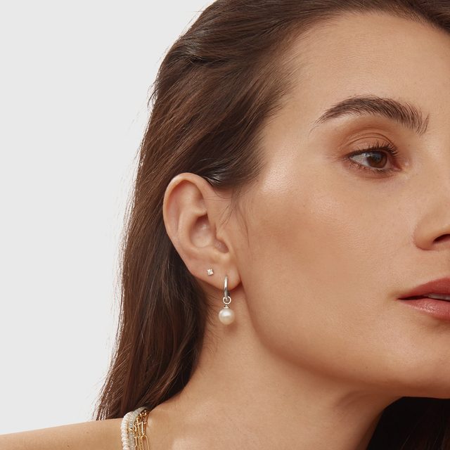 BOUCLES D'OREILLE CRÉOLES EN OR BLANC AVEC PERLE - BOUCLES D'OREILLES EN PERLES - 