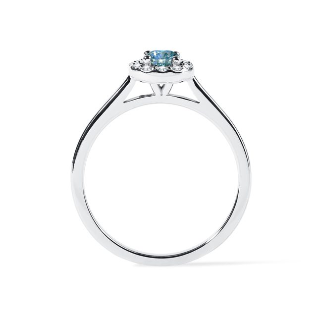 PRSTEŇ Z BIELEHO ZLATA S MODRÝM DIAMANTOM A BRILIANTMI - ZÁSNUBNÉ PRSTENE S FAREBNÝM DIAMANTOM - 