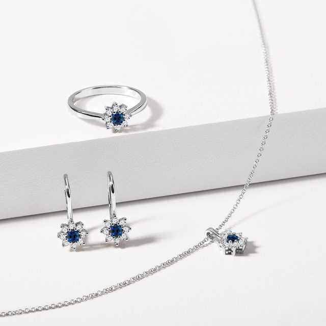 BOUCLES D'OREILLES EN OR BLANC AVEC FLEURS EN SAPHIR ET DIAMANTS - BOUCLES D'OREILLES EN SAPHIR - 